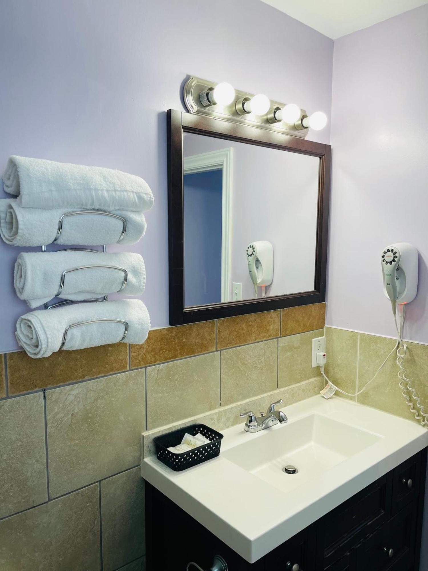 Niagara Holiday Apartment * Niagara Falls